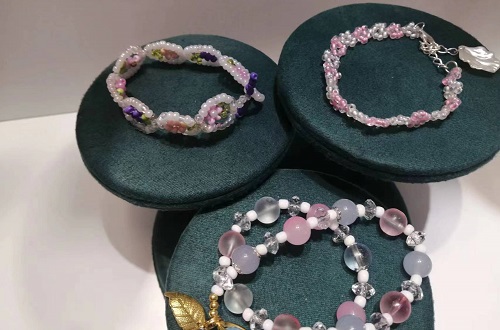 5月29日，外发加工接单平台，灵活就业手工饰品厂项目，月底了，手工之家手工好，才有更好的合作和收入，图为励志珠珠绣串珠手工产品剪影
