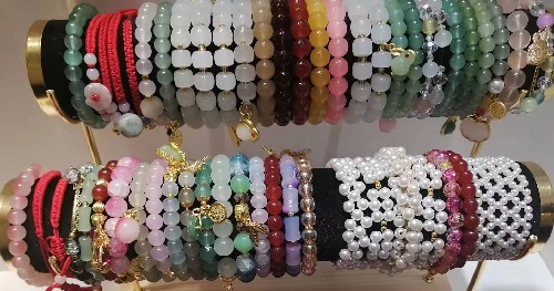 5月30日，手工活外发加工网，灵活就业好项目，传承传统手工，手工之家的外发手工项目如何，图为励志珠珠绣串珠手工产品剪影
