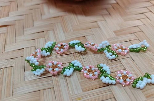 9月11日，手工活外发加工可靠吗？灵活就业好手工，开饰品加工厂，手工之家的产品优势，图为饰品类串珠纯手工产品剪影