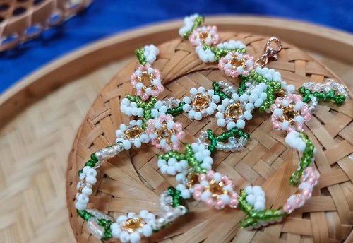 9月11日，手工活外发加工可靠吗？灵活就业好手工，开饰品加工厂，手工之家的产品优势，图为饰品类串珠纯手工产品剪影