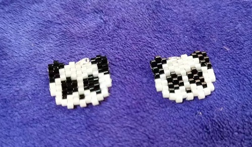 9月18日，在家里就能赚钱的工作，正规手工项目，灵活就业好选择，开饰品加工厂，在手工之家，放心踏实就是良好合作的证明，图为饰品类串珠纯手工产品剪影