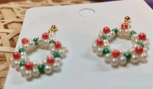 9月21日，可在家做的兼职手工活，想接正规厂家手工项目,开饰品加工厂，在手工之家，贴心服务让人满意，图为饰品类串珠纯手工产品剪影