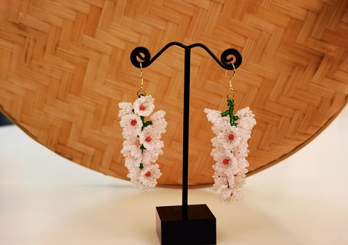 1月25日，在家能做的兼职正规，手工饰品加工厂挣钱，拿回家做的手工项目，手工之家是合作人员居家挣钱的依靠，图为串珠米珠绣手工产品剪影