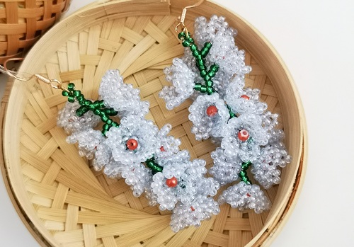 1月25日，在家能做的兼职正规，手工饰品加工厂挣钱，拿回家做的手工项目，手工之家是合作人员居家挣钱的依靠，图为串珠米珠绣手工产品剪影