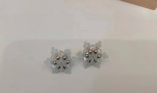 3月28日，在家可以做的兼职工作，在家手工灵活就业，开饰品加工厂，手工之家的创新成长，离不开合作人员的支持和建议，图为串珠米珠绣手工产品剪影