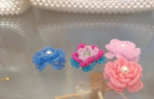 3月29日，兼职手工活可以带回家做的，居家灵活就业好副业，开饰品加工厂，手工之家坚持用更多的纯手工产品服务市场，图为串珠米珠绣手工产品剪影