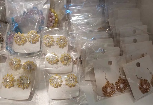 3月31日，附近有没有兼职手工活，在家做的手工副业，开饰品加工厂，在手工之家，纯手工项目很好做，图为饰品类串珠手工产品剪影