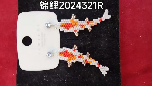 4月15日，家里干的手工活兼职，纯手工加工项目，开饰品加工厂，在手工之家，做两种业务收入更好，图为饰品类串珠纯手工产品剪影