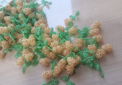 1月12日，手工兼职在家做，拿回家做的手工副业创业，微创业做手工传承官，选择手工之家，因为这里创新、诚信，图为串珠米珠绣手工产品剪影