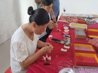 珠绣手工落地生根，让农民能多一份收入--- --- 记手工之家郝总受邀到邯郸某地手工培训室指导工作