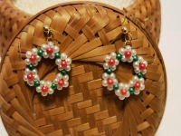 3月31日，附近有没有兼职手工活，在家做的手工副业，开饰品加工厂，在手工之家，纯手工项目很好做，图为饰品类串珠手工产品剪影
