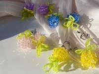 9月27日，在家就能挣钱的工作，兼职创业做手工工作室，手工外发加工正规的厂家，手工之家真心、真诚地与大家合作，图为串珠米珠绣纯手工产品剪影