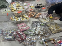 12月11日，在家做兼职的正规平台，小本创业开手工工作室，居家手工创业，与手工之家合作，服务让大家放心挣钱，图为仓库对工作室寄来的的钩织纯手工产品清点整理剪影