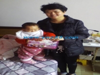 浙江温州乡村朱大婶享受带孙之乐，又兼职做手工活赚零花钱