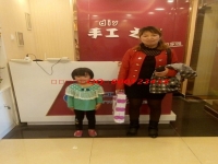 四川巴中百货店扈女士带宝宝来手工活之家考察，欲加盟代理组织人做手工活