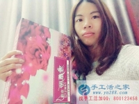 广东湛江白领吴女士热衷手工制作，业余时间做手工活珠绣增加收入