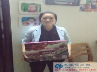河南平顶山宝妈张女士业余时间做手工活串珠绣，赚钱不误带孩子！