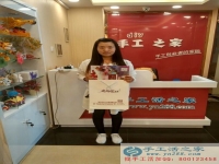 河南义马市张女士来手工活之家考察找手工活兼职做串珠绣字画赚钱