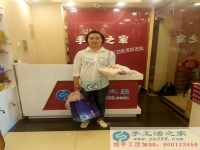 河南新乡杨女士来手工活之家交货，合格完成一套生肖图案串珠绣