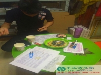 手工活之家代理商正在认真做手工活：
