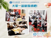 在家赚钱的方法之：街坊邻居聚在一起做手工活，欢欢喜喜把钱挣！