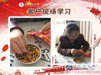 霜降过后天气转凉，黑龙江北安市满女士在家做手工活赚钱不用外出受冻