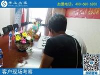 河南商丘退休李女士来手工之家考察，找到可以领回家做的手工活