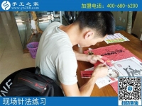 安徽六安“巧手小伙”来公司现场学珠绣针法，男人一样可以做好手工活！