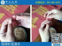 在家串珠手工活：让河南固始县秦女士不出门在家也能赚钱了！