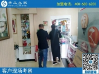 免费领材料回家做手工活：邱县李先生来手工之家陪妻子找活做