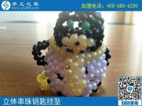 心灵手巧！河北石家庄加工户崔女士用珠绣剩余材料串出小企鹅