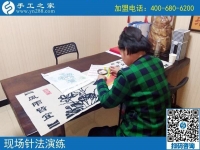 “手工活手工活，这里有你想要的正规手工活！”河南焦作赵大姐宣传说