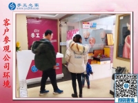 找串珠子手工活做：河南鹤壁市夏女士夫妇带着孩子来到手工之家
