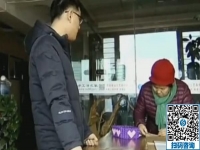 快过年了，娘儿俩来手工之家考察，母亲不断地欣赏珠绣画