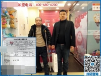湖南一50岁残疾老人拄着双拐，2000多里路程来到手工之家为哪般？