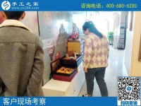 家庭代工手工活哪里有？黑龙鹤岗市王先生陪妻子来到手工之家