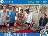 陪同文化局领导参观讲解手工活之家加工产品