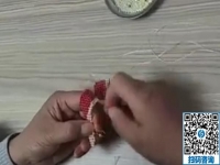 现场体验学习珠绣产品加工针法， 手工活之家的加工客户学的很用心