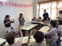手工活之家代理加工会员与当地政府一起，组织聋哑人手工活技能培训