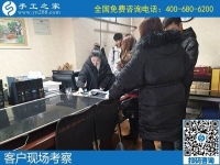 留守妇女在家做的手工活，坐在一起说说笑笑把钱挣！