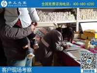 家庭妇女把手工活拿回家做，来手工之家实地考察后合作