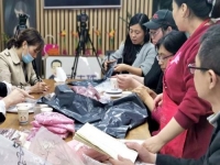 加班到夜里十点，要让珠绣外发材料尽快到加工人员的手中