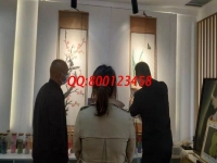 完全是用空闲时间，她这样在家做珠绣外发手工活，收入不错