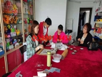 4月30日，不了解就实地考察，了解了就要行动，做手工活挣钱，珠绣拿回家做的手工活成为大家共同的选择，图为一些优秀绣娘提前到进行手工技能学习